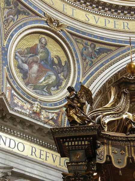 Detalle de la espectacular decoración de la Basílica de San Pedro en el Vaticano (Roma)